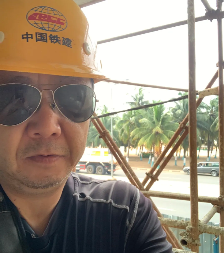 (魏叔在非洲总部大楼工地上巡查)